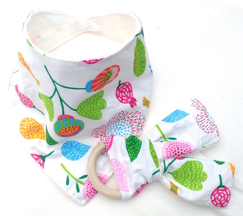 20sets Baby Triangle Bib burp Cloths & Teethers set Cotton Bandana kerchief infant Saliva Bibs Pinafore Apron Wooden Chews Teeth Stick YE006