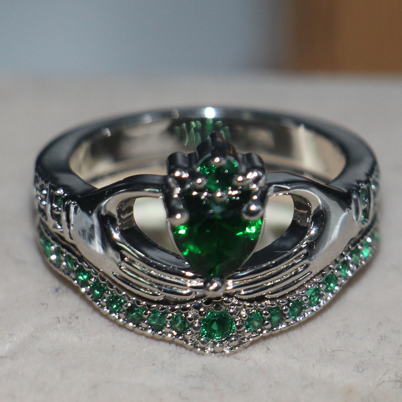 Claddagh Fashion Jewelry chouchong Unique Desgin 10KT White Gold Filled Heart Shape Emerald Gemstones CZ Diamond Women Wedding Couple Ring