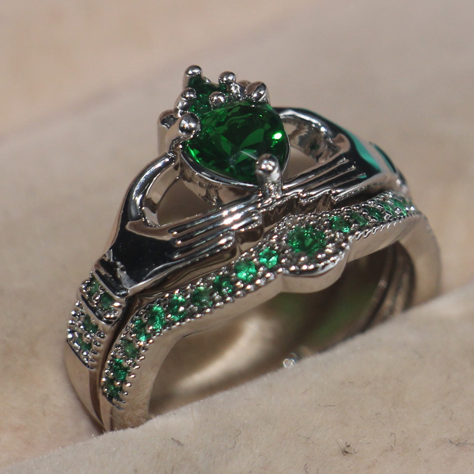 Claddagh Fashion Jewelry chouchong Unique Desgin 10KT White Gold Filled Heart Shape Emerald Gemstones CZ Diamond Women Wedding Couple Ring