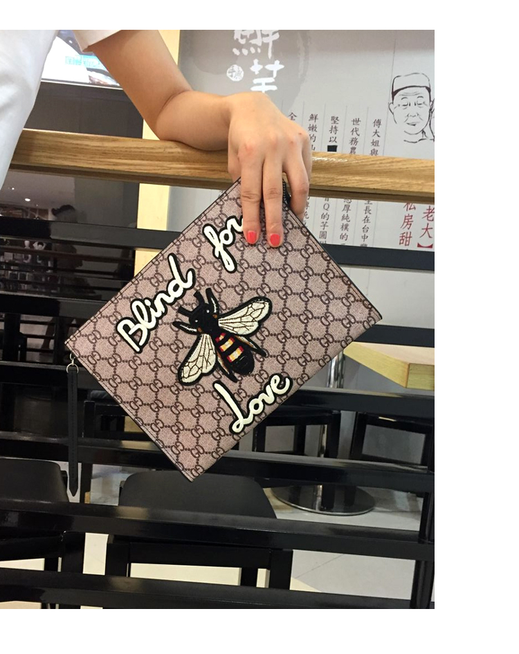 European and American new women's handbag fashion stamp envelopes bulk Geranium bee embroidery hand bag messenger bag
European and American new women's handbag fashion stamp envelopes bulk Geranium bee embroidery hand bag messenger bag
