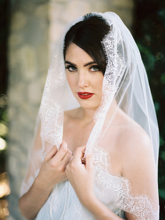 Hot Sell White Ivory Wedding Veil Elbow Length lace Edge One layer With Comb Bridal Veil 110a
Hot Sell White Ivory Wedding Veil Elbow Length lace Edge One layer With Comb Bridal Veil 110a