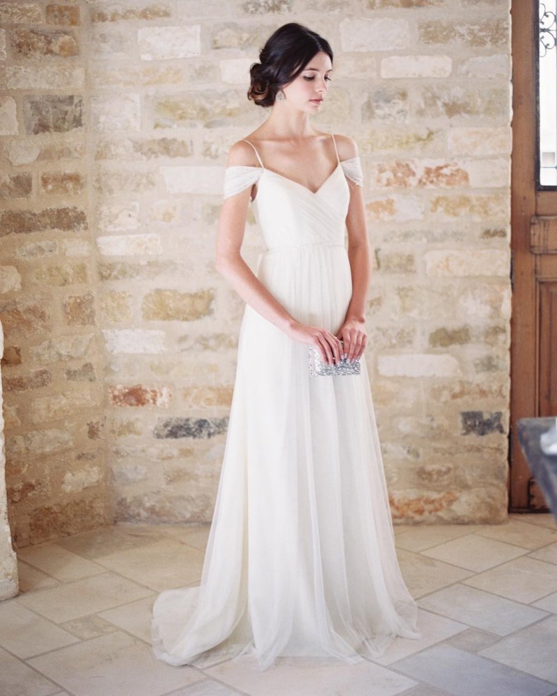 Elegant White Country Bridesmaids Dresses Straps V Neck A Line Wedding Guest Dress Floor Length Tulle Cheap Maid Of Honor Gowns
Elegant White Country Bridesmaids Dresses Straps V Neck A Line Wedding Guest Dress Floor Length Tulle Cheap Maid Of Honor Gowns