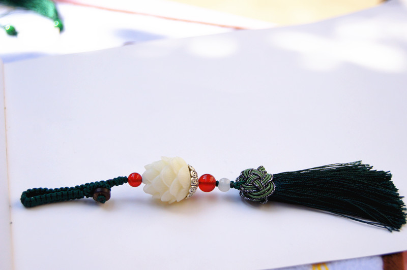 Manual sculpture natural white bodhi root lotus tassel hidden honeysuckle lucky charm waist pendant
