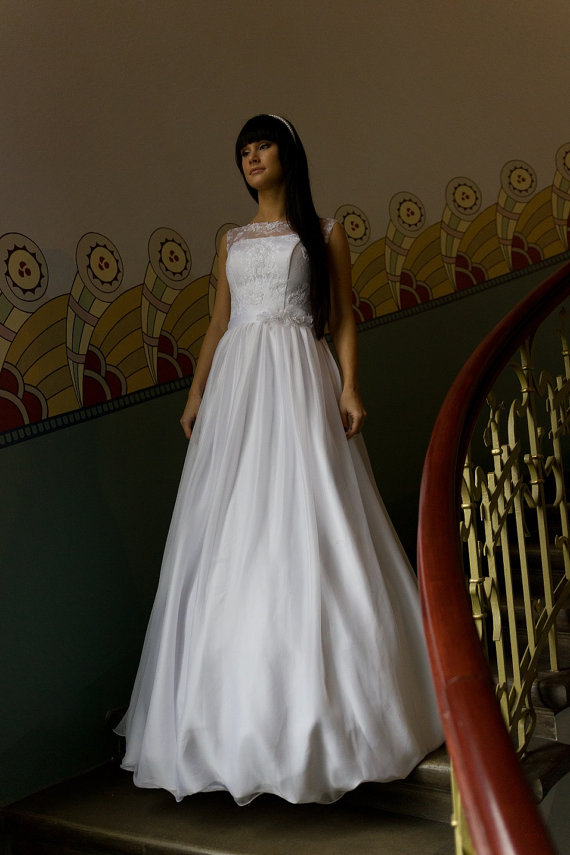 Vintage Chiffon Wedding Dress with A-Line Illusion Neckline Lace Corset Open Back Romantic Bridal Wedding Gown Under 100 From China