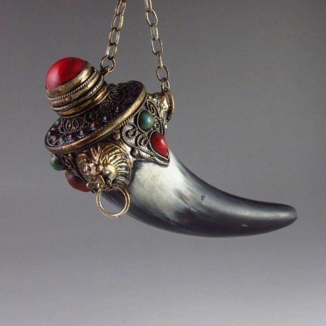 Elaborate Chinese Old Hand-carved Artificial Ox-Horn Snuff Bottle Inlaid with Copper statue and colorful beads
Elaborate Chinese Old Hand-carved Artificial Ox-Horn Snuff Bottle Inlaid with Copper statue and colorful beads