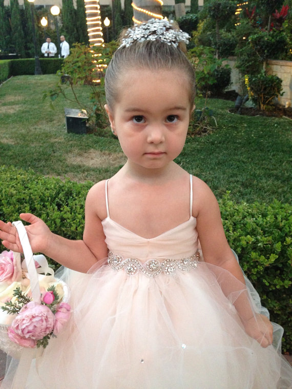 Blush Pink Flower Girls Lace Dress With Big Bow Pageant Dresses For Girls Crystal Sash Spaghetti Straps Tulle Floor Length Junior Bridesmaid