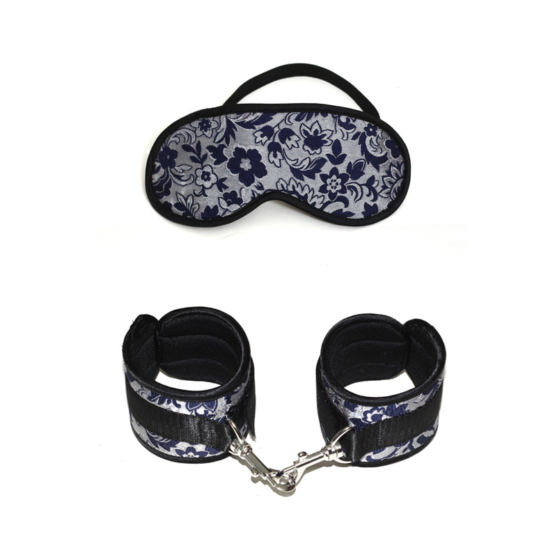 Menottes et bandeau de retenue de bondage de matériel de satin et de pli de bleu, contraintes souples de sexe bondage menottes de bondage de prod
