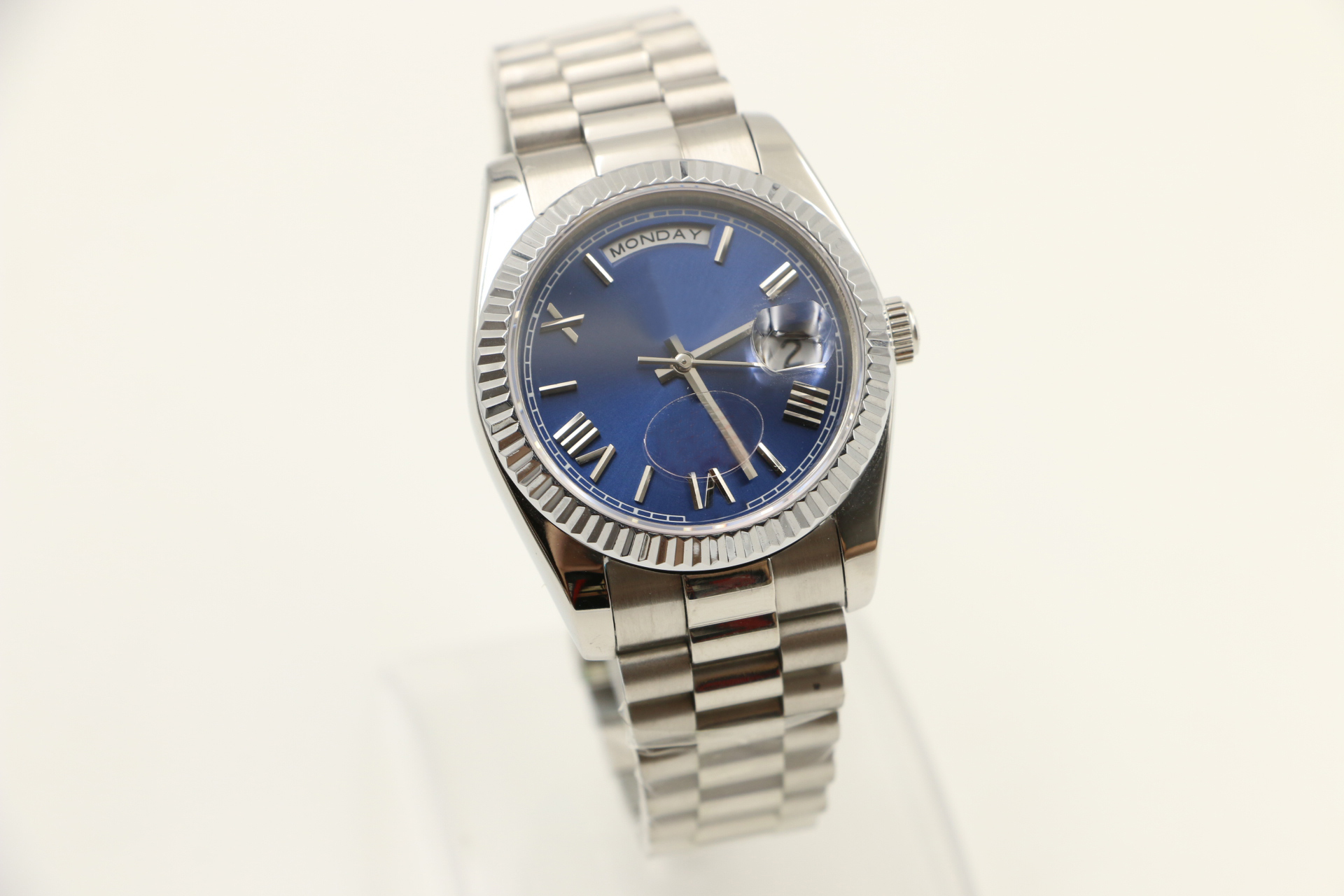 2017 18 ct Silver DAYDATE 40mm self-winding mechanical movement 228239 Champagne dial Fluted bezel Concealed folding Crown clasp Mens watch
2017 18 ct Silver DAYDATE 40mm self-winding mechanical movement 228239 Champagne dial Fluted bezel Concealed folding Crown clasp Mens watch