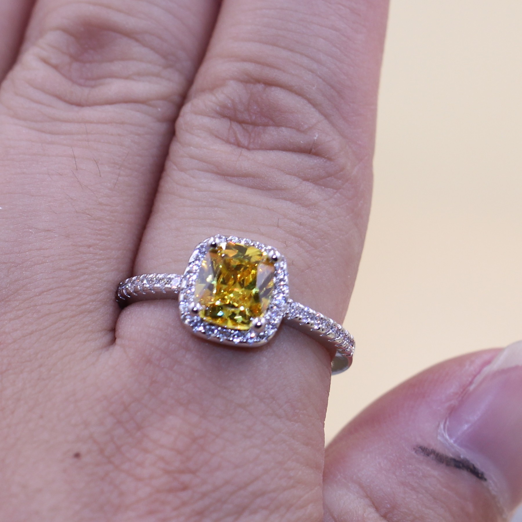 Solitaire Top Sell Victoria Luxury Jewelry 925 Sterling Silver Cushion Cut Gold Topaz CZ Diamond Gemstones Party Women Wedding Band Ring