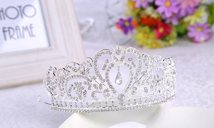 Luxurious Diamond-Inspired Bridal Jewelry Crown in Gold and Silver Tones Exquisite for Nuptial Celebrations