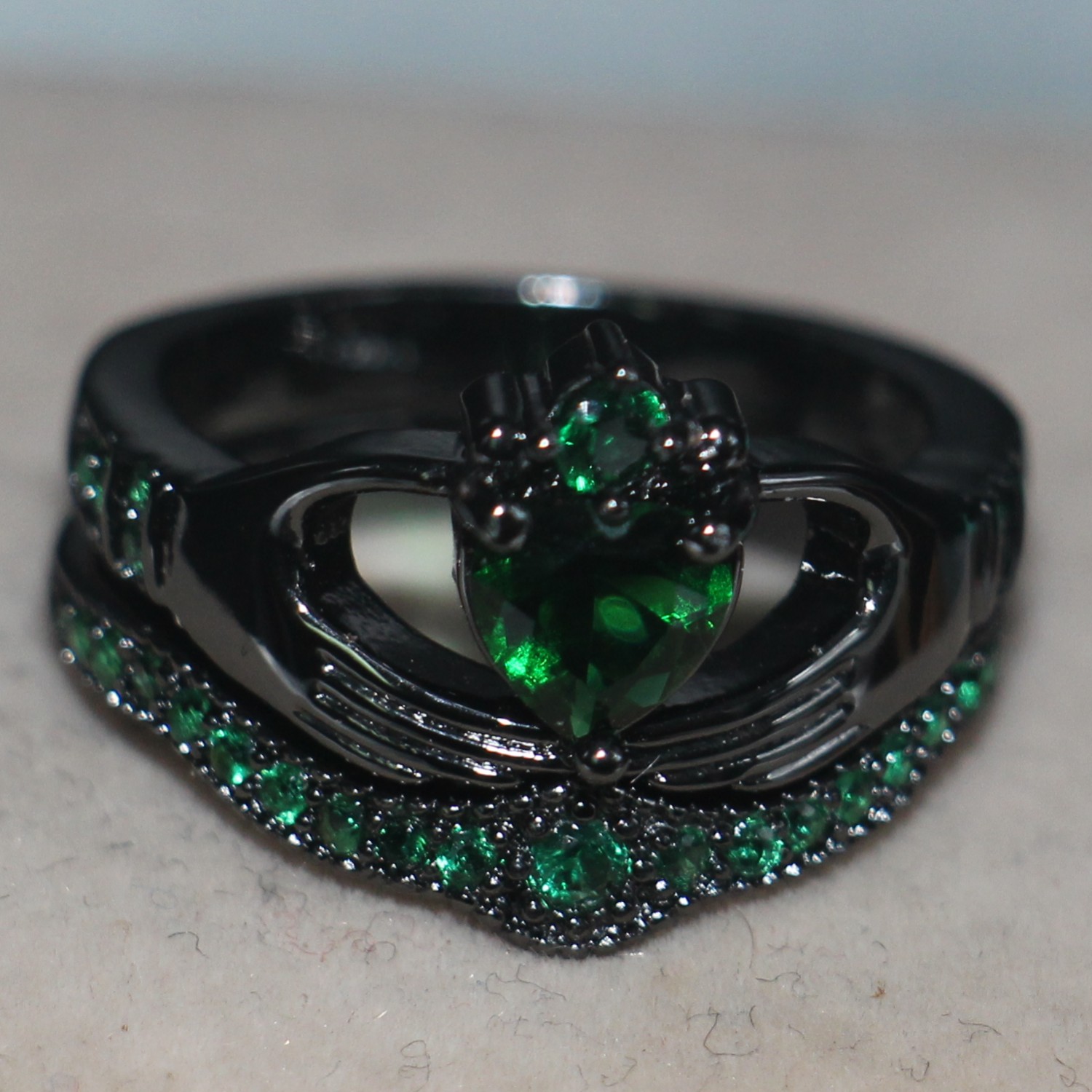 Wholesale High quality Fashion Jewelry Claddagh 10KT Black Gold Filled Heart Shape Emerald CZ Diamond Gemstones Wedding Women Bridal Ring