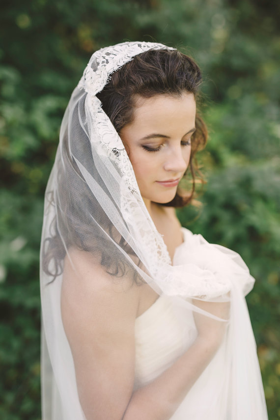 Romantic 2017 New White/Ivory Lace Applique Bridal Veils Cheap One Layer Tulle 2M Long Wedding Veils Custom Made EN112214