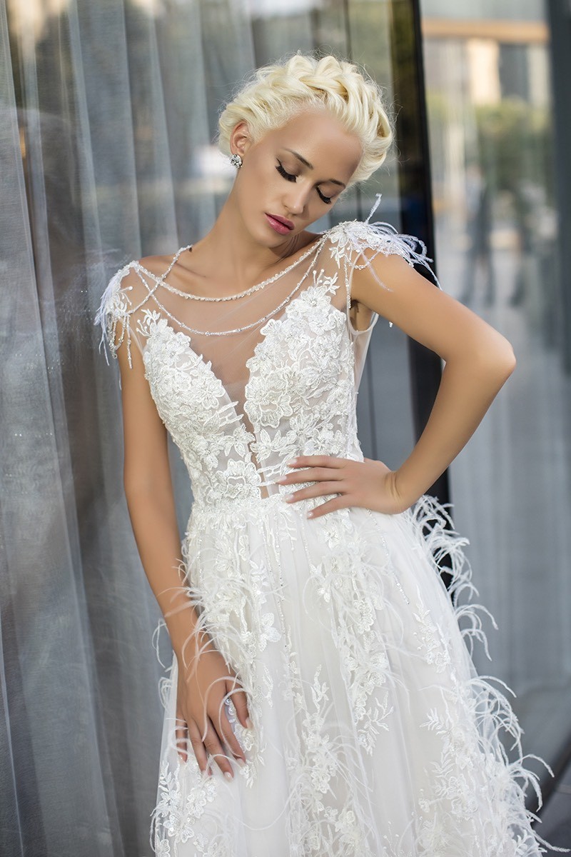 Chic A Line Wedding Dresses Free Shipping Ostrich Feather Scoop Neckline Cap Sleeves Bridal Gown Floor Length Custom Made Wedding Gowns