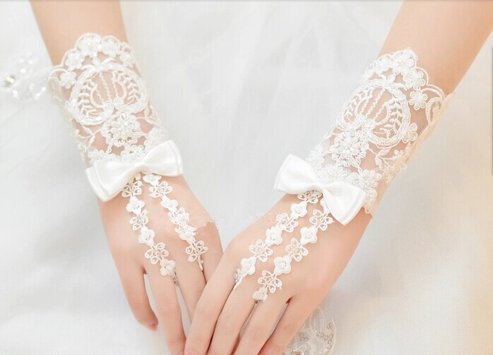 2017 New Short Bridal Gloves with Bow Free Size Romantic Wedding Gloves for Wedding Dress Elegant White/Ivory Princess Wedding Accessories