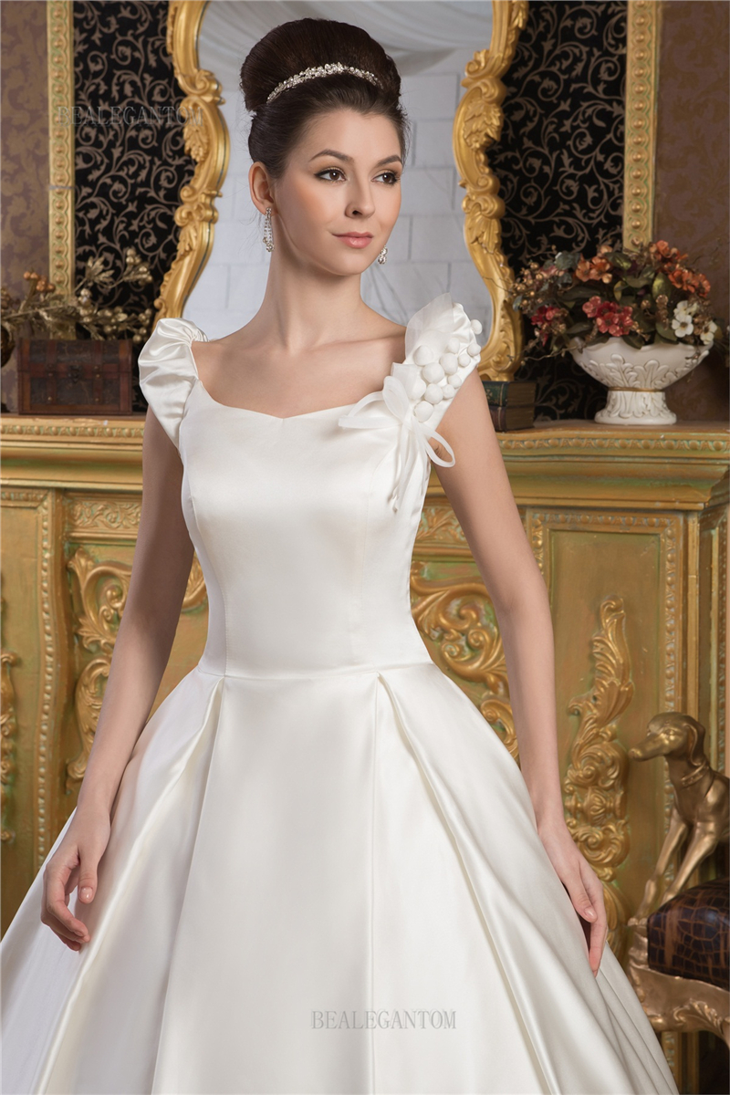 2017 New Scoop Ball Gown Wedding Dresses with Satin Appliques Beaded Flowers Cheap Up Plus Size Bridal Gowns BM52