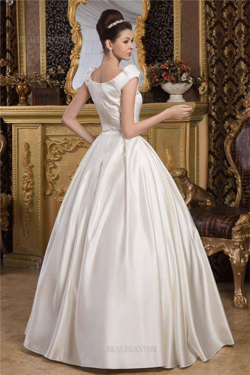 2017 New Scoop Ball Gown Wedding Dresses with Satin Appliques Beaded Flowers Cheap Up Plus Size Bridal Gowns BM52