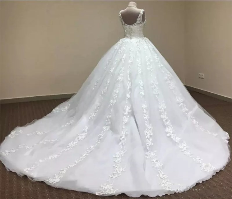 Elegant Wedding Dresses Applique Scoop Neck Sleeveless Formal Dresses Sweep Train Custom Made Lace Ball Gown Wedding Dresses