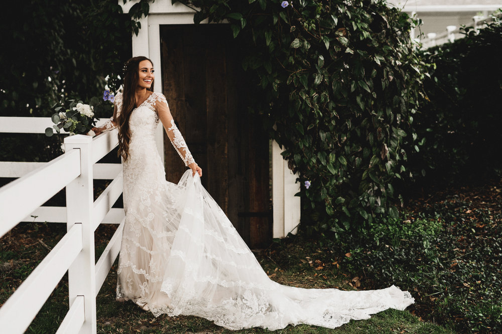 2020 New Vintage Spring Summer Lace Wedding Dresses Sheer Long Sleeves Open Back Beach Wedding Gowns for Garden Country