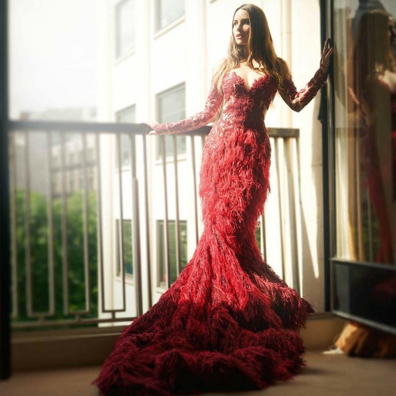 Luxury Red Feather Mermaid Evening Gowns V Neck Long Sleeves Appliques Sweep Train Formal Prom Dresses