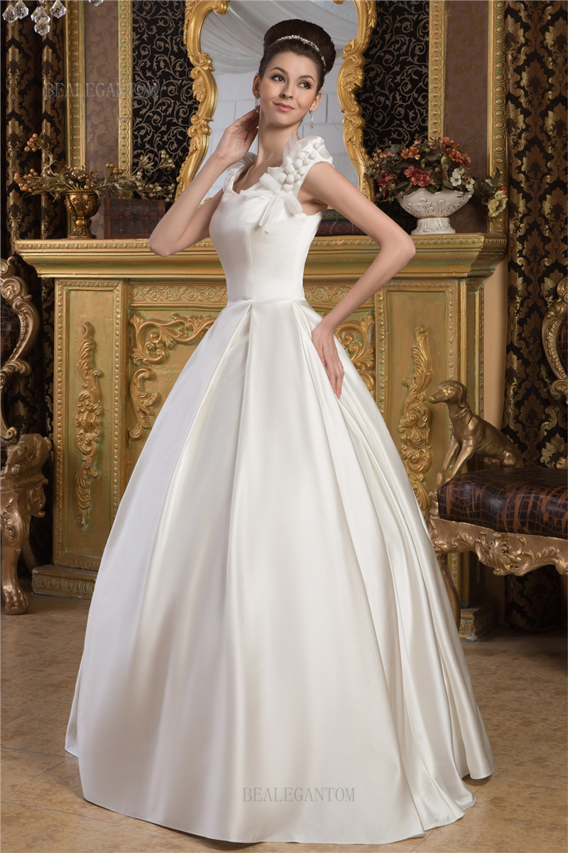 2017 New Scoop Ball Gown Wedding Dresses with Satin Appliques Beaded Flowers Cheap Up Plus Size Bridal Gowns BM52
