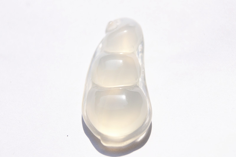 White jade pulp agate hand-carved green beans (peace) of the four seasons pendant necklace