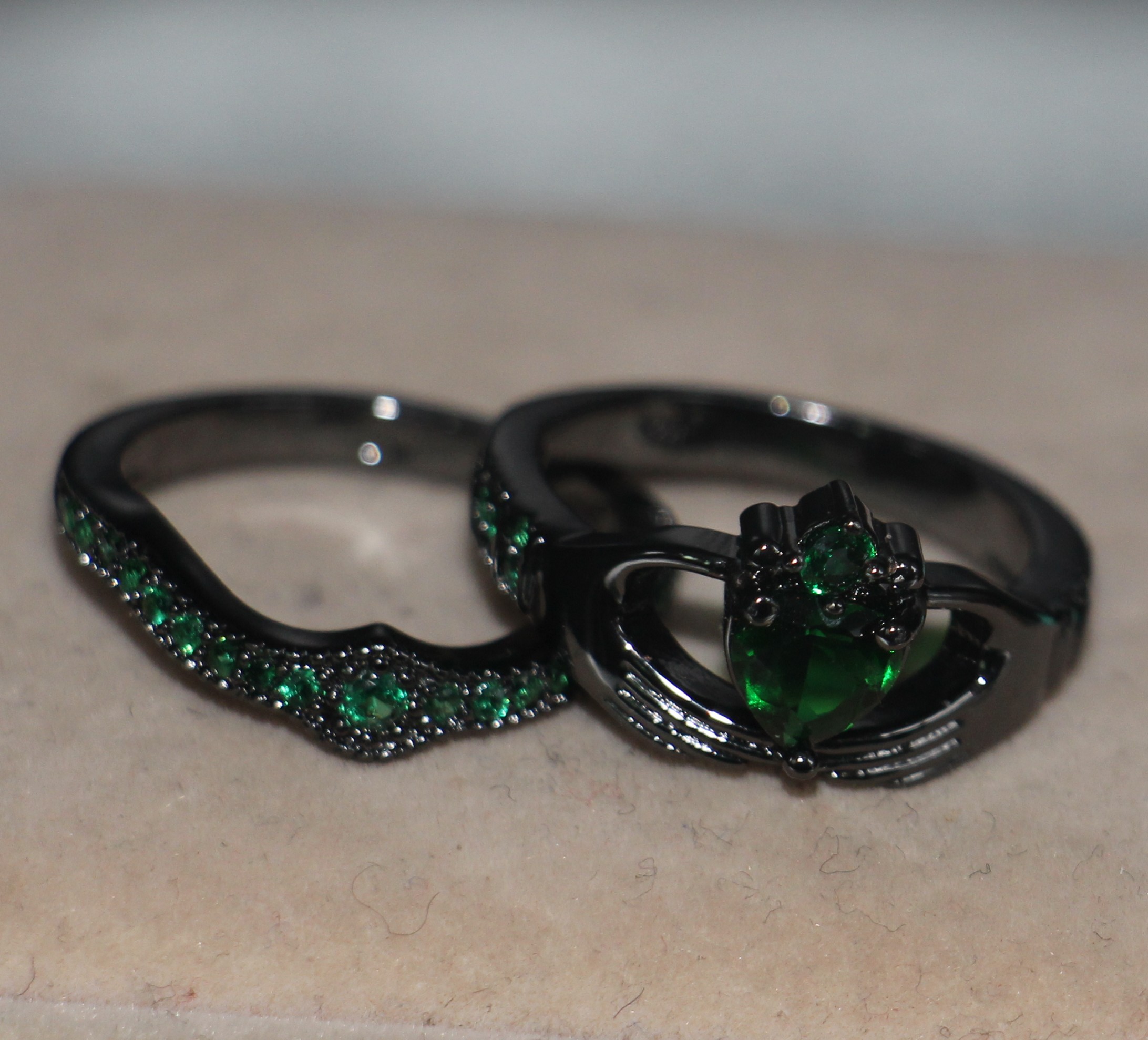 Wholesale High quality Fashion Jewelry Claddagh 10KT Black Gold Filled Heart Shape Emerald CZ Diamond Gemstones Wedding Women Bridal Ring