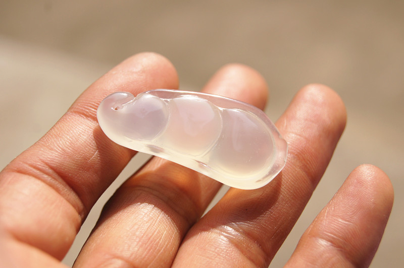 White jade pulp agate hand-carved green beans (peace) of the four seasons pendant necklace