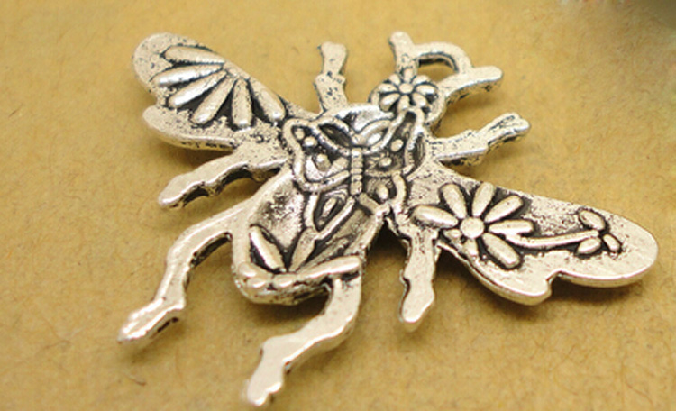 Items100pcslot Alloy Bee bronze or silver Plated Charms Pendant Fit Jewelry DIY 2524MM