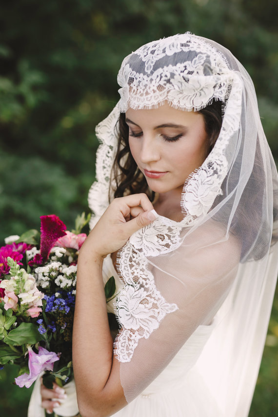 Romantic 2017 New White/Ivory Lace Applique Bridal Veils Cheap One Layer Tulle 2M Long Wedding Veils Custom Made EN112214