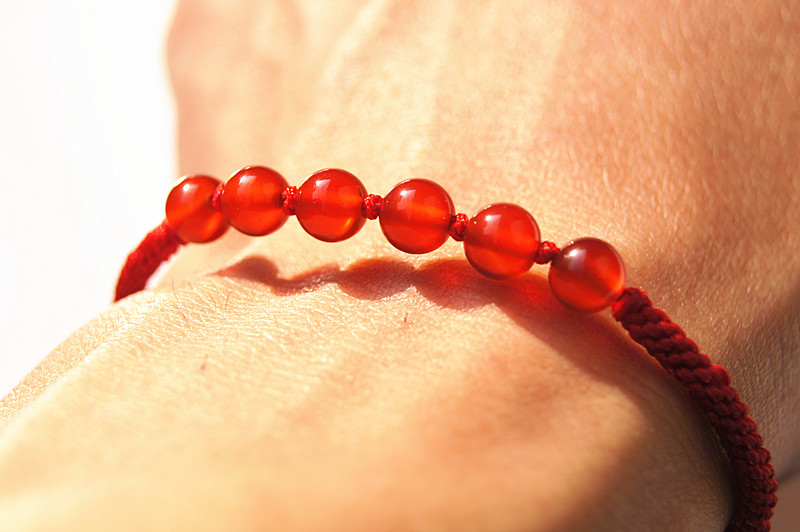 Hand catenary, pure manual weaving red knot + Hong Kong garden red agate beads bracelet.