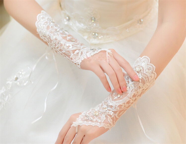 2017 New Fashion Bridal Gloves with Beads Romantic Princess Wedding Gloves for Wedding Dress Elegant White/Ivory Wedding Accessories