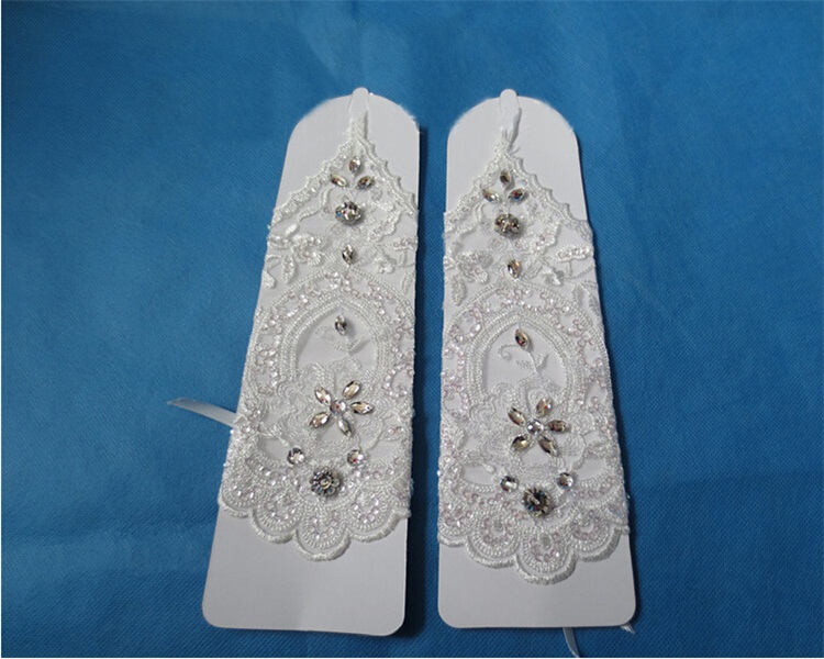2017 New Fashion Bridal Gloves with Beads Romantic Princess Wedding Gloves for Wedding Dress Elegant White/Ivory Wedding Accessories