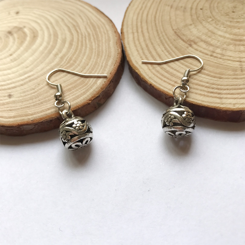 Charm Earring Antique Tibetan Silver Color 3.7cm*2cm Hollow Ball Vintage Earrings for Women Girl 2017 New Jewelry Bijouterie Valentine's Day
Charm Earring Antique Tibetan Silver Color 3.7cm*2cm Hollow Ball Vintage Earrings for Women Girl 2017 New Jewelry Bijouterie Valentine's Day