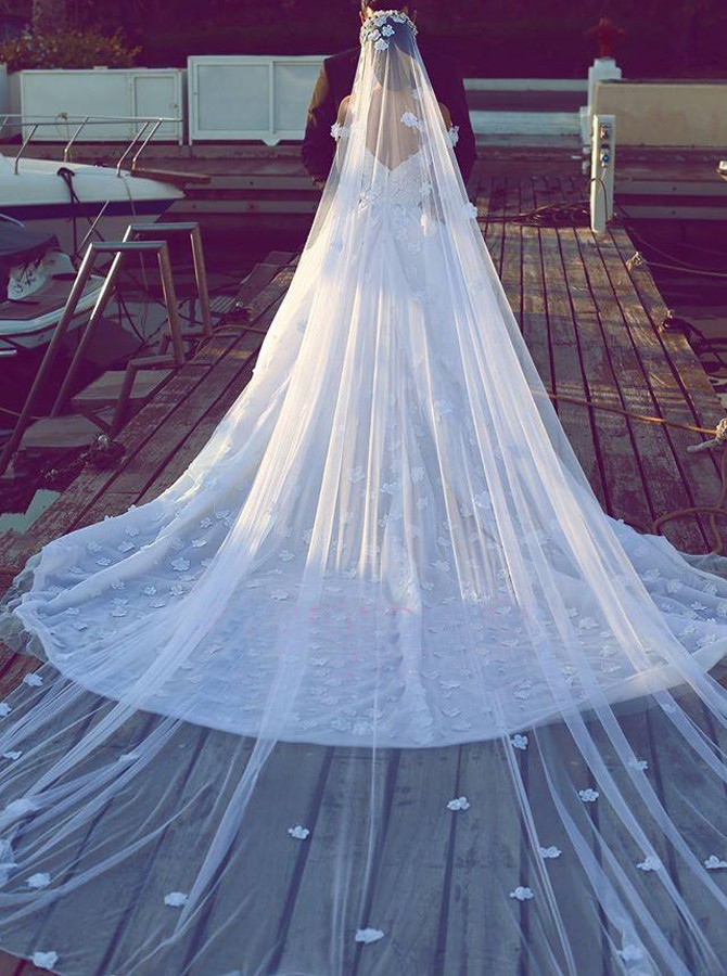 White Ball Gown Wedding Dress with Lace 3D Flowers Applique Off the Shoulder Chapel Train Tulle V Backless Bridal Custom Dress