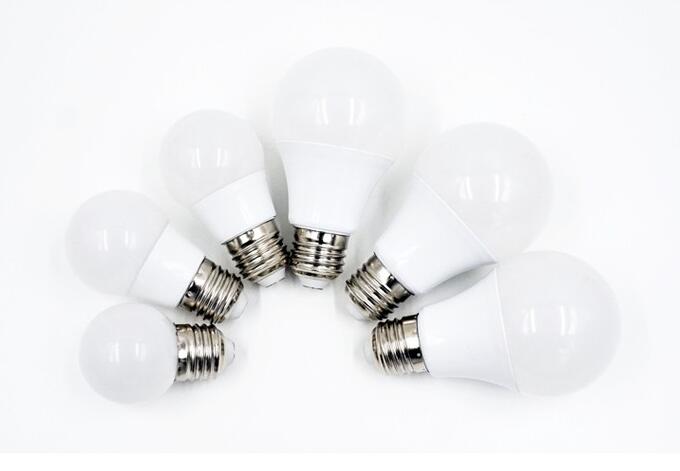 E27 LED Bulb Light Plastic Cover Aluminum 270 Degree Globe Lamp Warm/Cool White Lighting Source