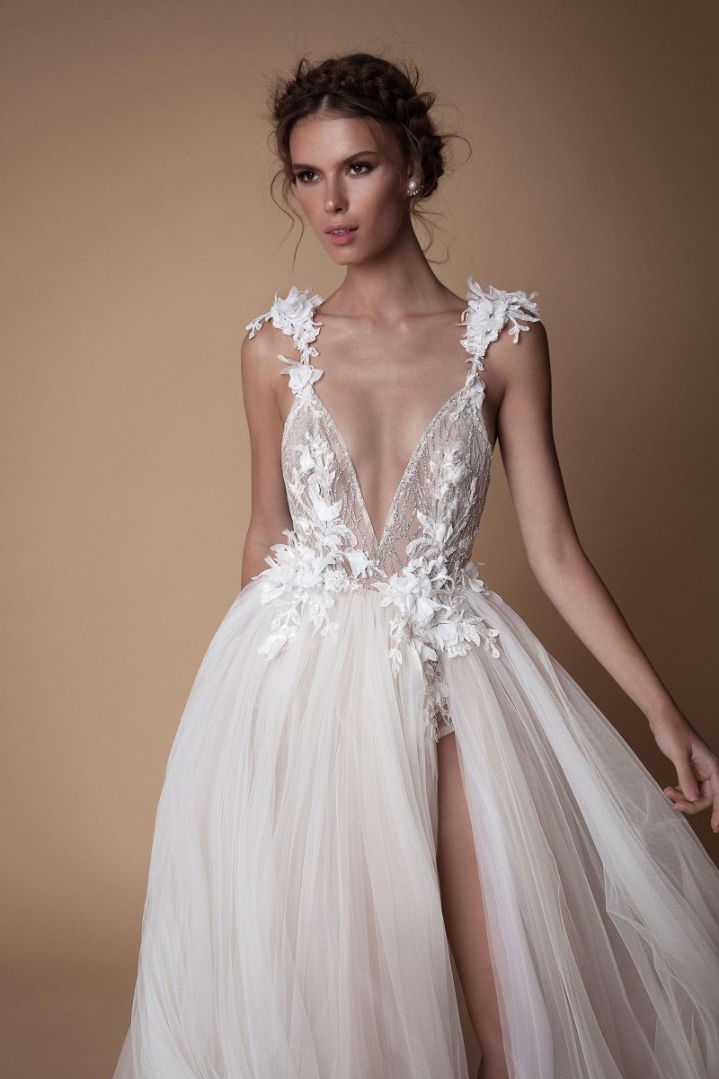 Lace Backless Wedding Dresses Appliqued Beach Bridal Gowns Deep V Neck A Line Sweep Train Tulle Split Side Vestido De Novia