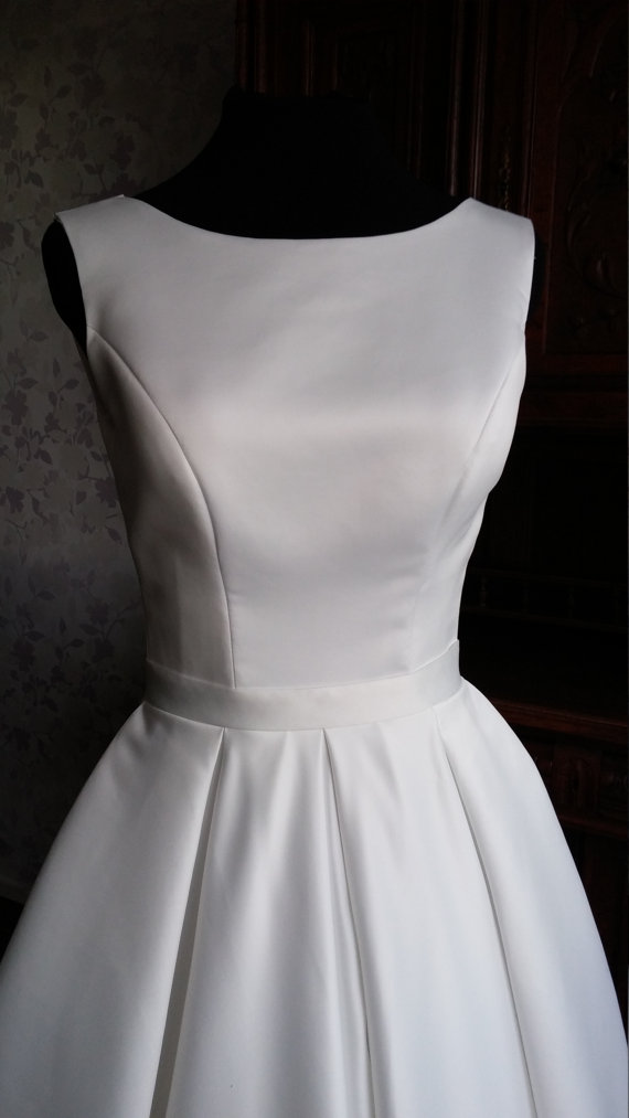 Modern Simple Satin Wedding Dress with Open Back Court Train Ruffled Scoop Neck High Quality Custom Made White Bridal Gowns China