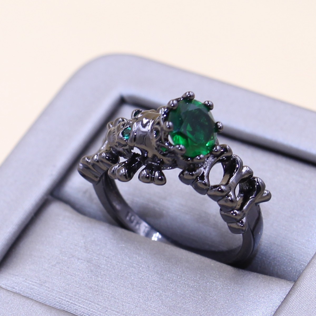 2017 New Arrival Stunning Punk Fashion Jewelry 10KT Black Gold Filled Emerald CZ Diamond Party Popular Women Wedding Band Skull Ring Gift