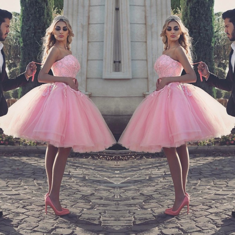 Gorgeous Pink Strapless Short Prom Dresses Lace Up Appliques Beads Evening Gowns Tulle Knee Length Homecoming Party Dress Formal Wear