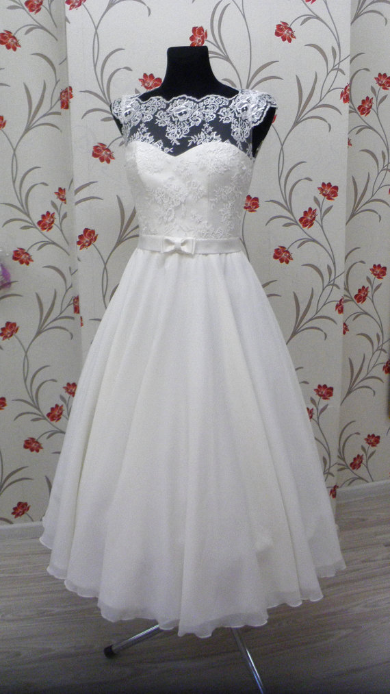 Vintage Tea Length Wedding Dress with Lace Corset Illusion Neckline Cap Sleeve Chiffon Skirt Satin Belt White Beach Wedding Gowns