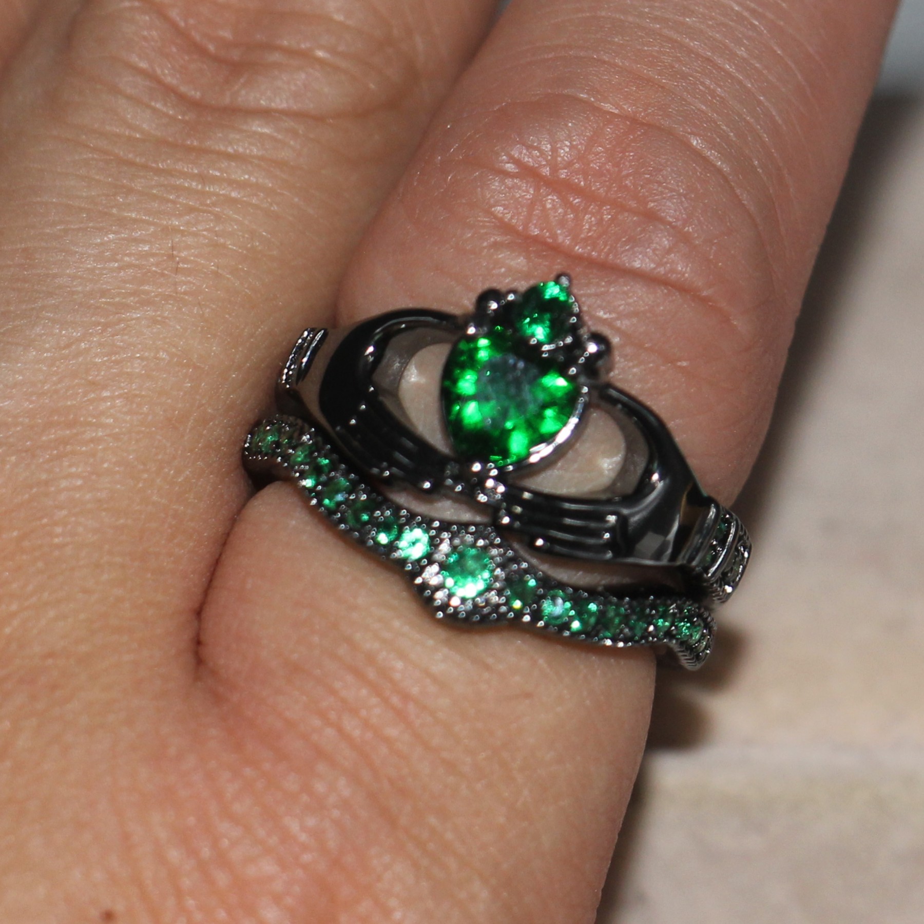 Wholesale High quality Fashion Jewelry Claddagh 10KT Black Gold Filled Heart Shape Emerald CZ Diamond Gemstones Wedding Women Bridal Ring