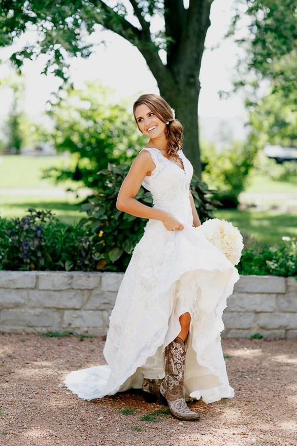 2020 Country Bohemian Bridal Dresses Rustic Cowgirl V-Neck Boho Dress A Line Lace Wedding Gowns Applique Custom Made Discount 0510