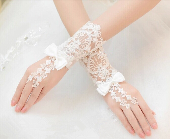 2017 New Short Bridal Gloves with Bow Free Size Romantic Wedding Gloves for Wedding Dress Elegant White/Ivory Princess Wedding Accessories