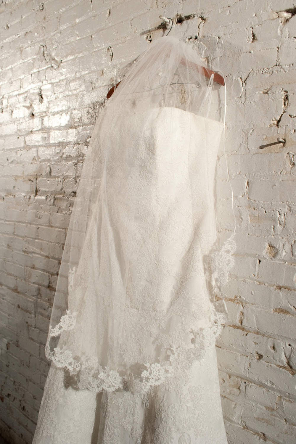 2020 Newest 1.38M 1T White/Ivory Bridal Veils Lace Applique Edge Fingertip Length Wedding Bride Veil with Comb IN STOCK Free Shipping CPA815