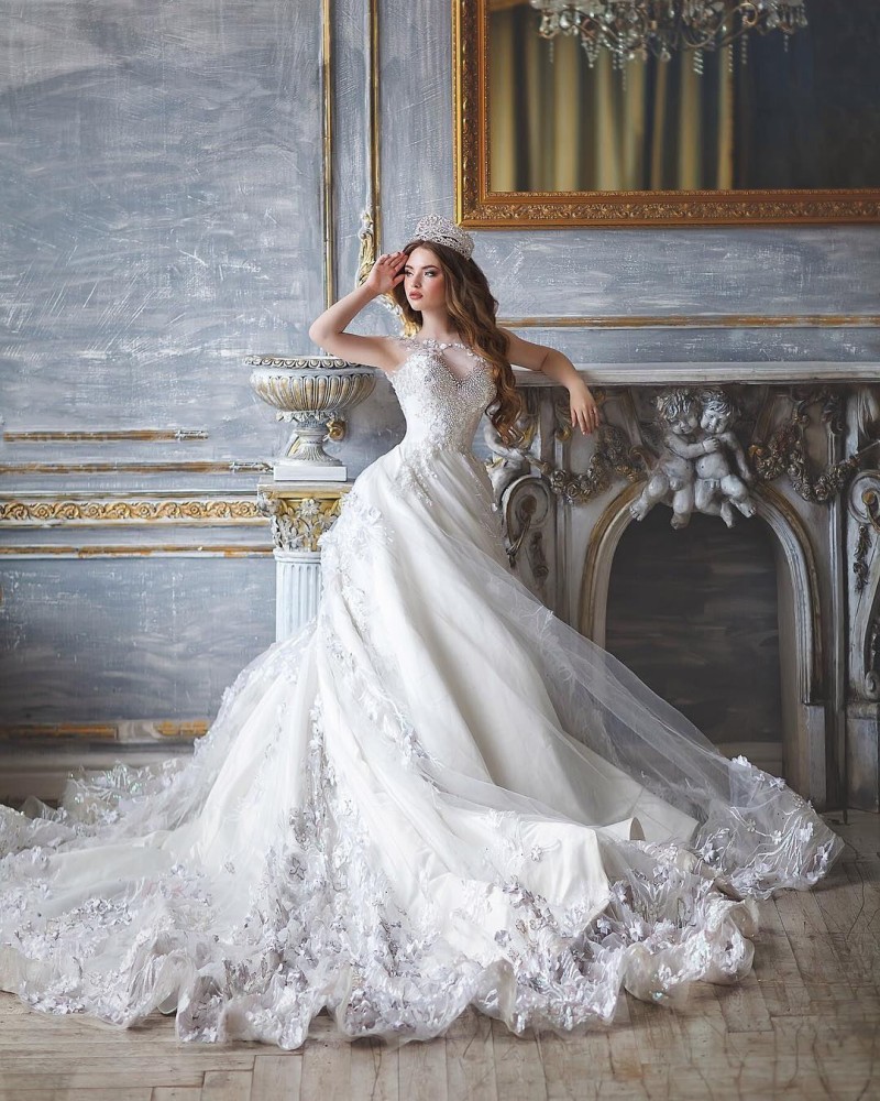 Luxury Lace Princess Wedding Dresses Jewel Neckline Delicate Appliques A Line Wedding Gowns Sweep Train Ball Custom Made Bridal Gown