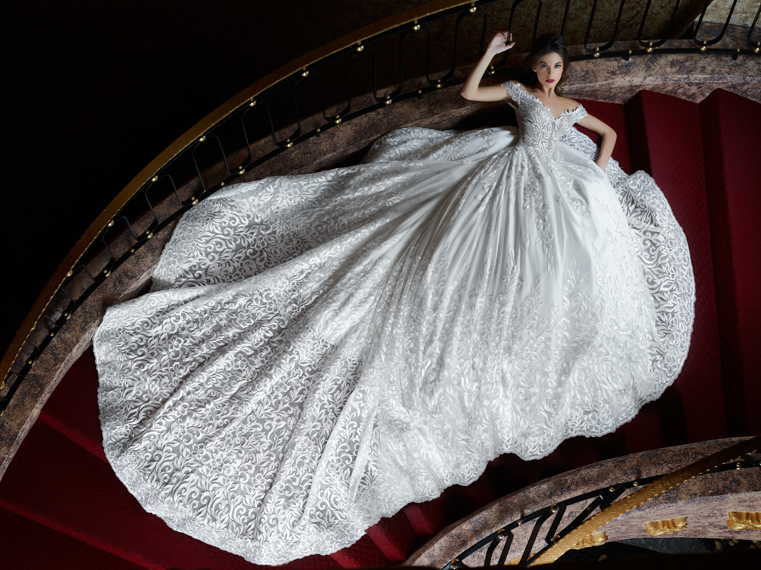 Gorgeous V-neck Off-Shoulder Wedding Gowns Appliqued Organza Sexy Backless Bridal Dresses 2017 Custom Made Charming Princess Wedding Dresses