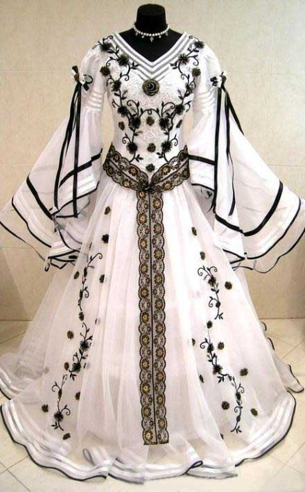 Vintage 2019 Black And White Long Sleeve Wedding Dresses Gothic V Neck Embroidery Applique Medieval Bridal Gowns Custom Made EN04241