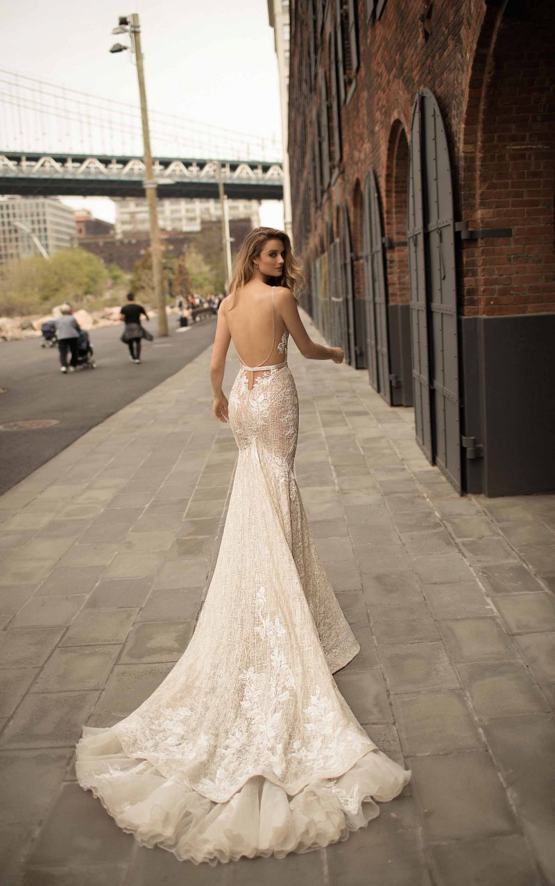 Berta Plunging Neckline Mermaid Wedding Dress Delicate Sash Appliques Bridal Gowns Sweep Train Backless Robe de mariée