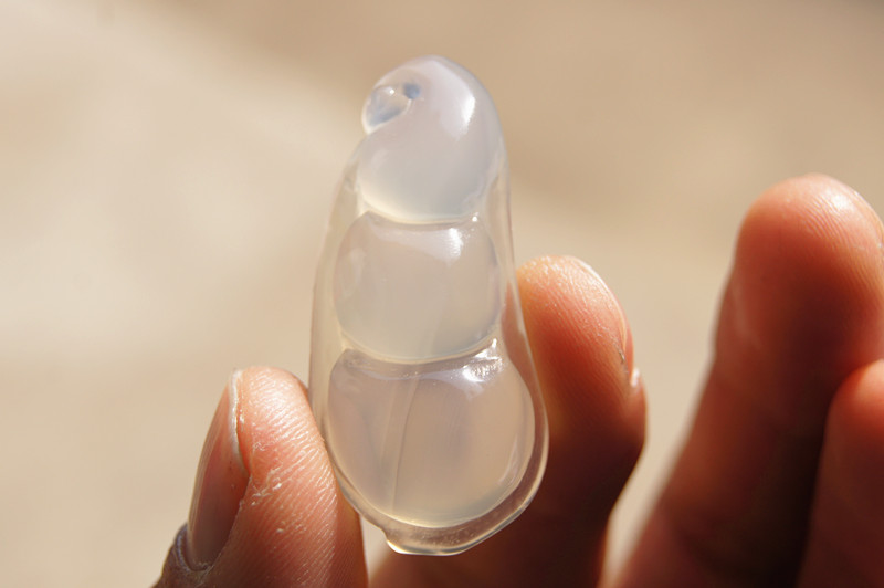 White jade pulp agate hand-carved green beans (peace) of the four seasons pendant necklace