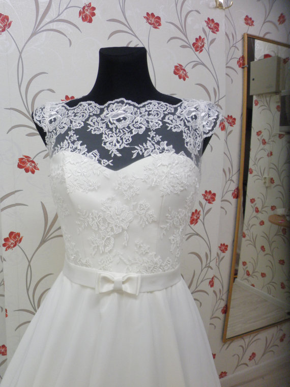 Vintage Tea Length Wedding Dress with Lace Corset Illusion Neckline Cap Sleeve Chiffon Skirt Satin Belt White Beach Wedding Gowns